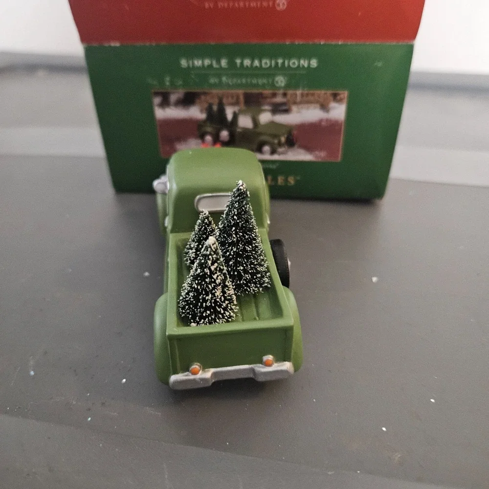 DEPT 56 Village Accessory SIMPLE TRADITIONS‎ 2003 Pine Isles Tree Service Green